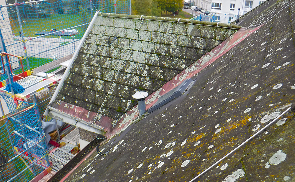 Schadhaftes Dach vor Sanierung