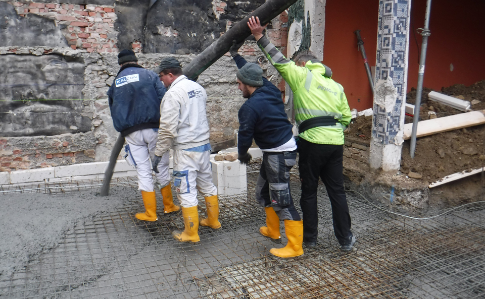 Baustelle Arbeiter beim Betonieren